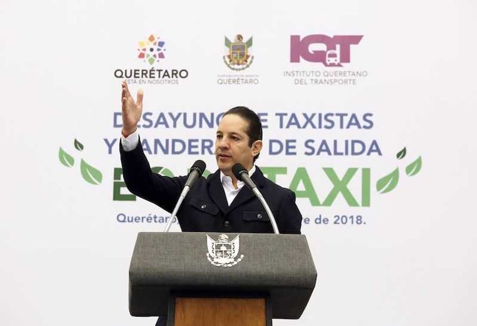 banderazo en queretaro a taxis hibridos con taximetro y boton de panico