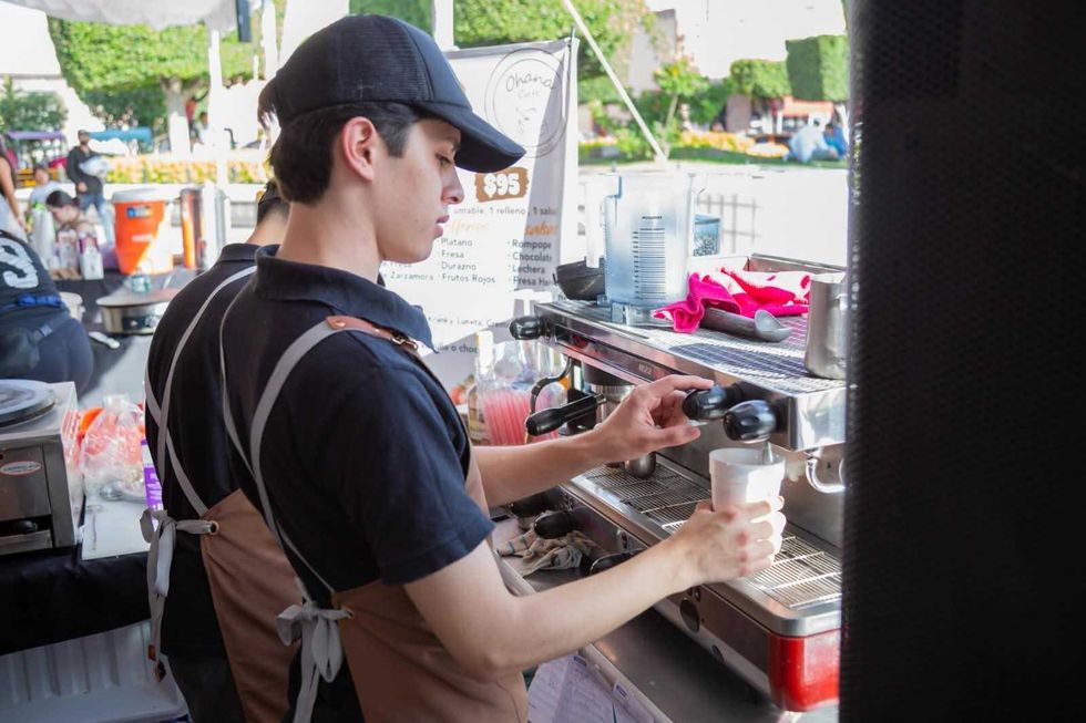 Barista prepara una bebida en una m\u00e1quina de espresso en un puesto del Festival del Caf\u00e9 en San Juan del R\u00edo.