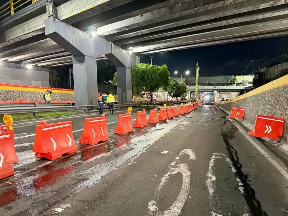Barreras viales naranjas delimitan los carriles centrales cerrados del bulevar Bernardo Quintana durante la noche del 18 de julio de 2026, dentro del operativo por la obra del Tren M\u00e9xico-Quer\u00e9taro en Quer\u00e9taro.