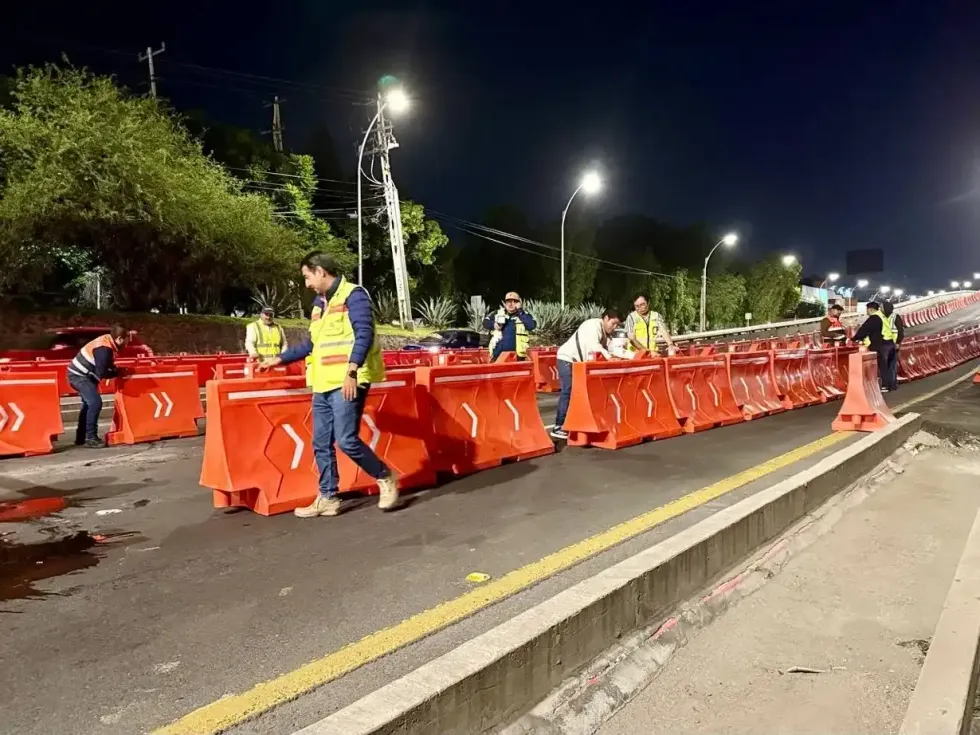 Barreras viales naranjas delimitan los carriles centrales cerrados del bulevar Bernardo Quintana durante la noche del 18 de julio de 2026, dentro del operativo por la obra del Tren M\u00e9xico-Quer\u00e9taro en Quer\u00e9taro.