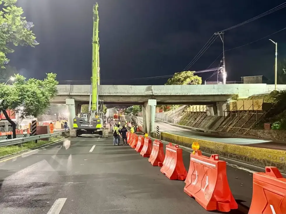 Barreras viales naranjas delimitan los carriles centrales cerrados del bulevar Bernardo Quintana durante la noche del 18 de julio de 2026, dentro del operativo por la obra del Tren M\u00e9xico-Quer\u00e9taro en Quer\u00e9taro.