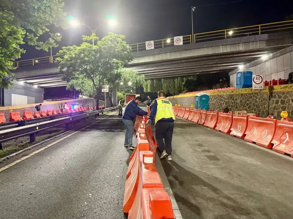 Barreras viales naranjas delimitan los carriles centrales cerrados del bulevar Bernardo Quintana durante la noche del 18 de julio de 2026, dentro del operativo por la obra del Tren M\u00e9xico-Quer\u00e9taro en Quer\u00e9taro.