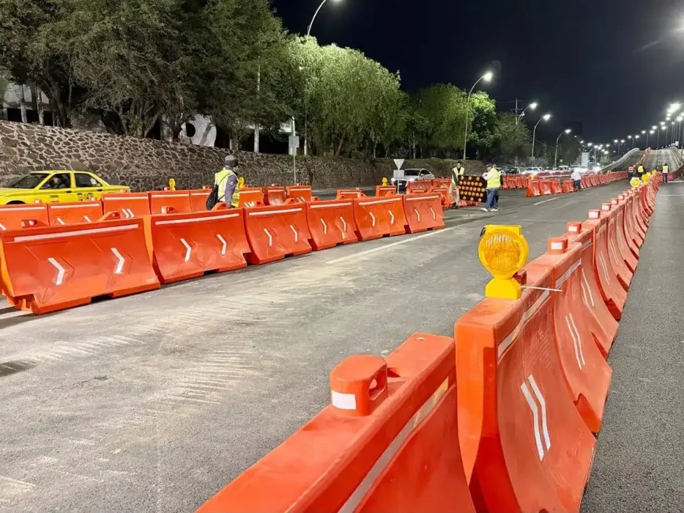 Barreras viales naranjas delimitan los carriles centrales cerrados del bulevar Bernardo Quintana durante la noche del 18 de julio de 2026, dentro del operativo por la obra del Tren M\u00e9xico-Quer\u00e9taro en Quer\u00e9taro.