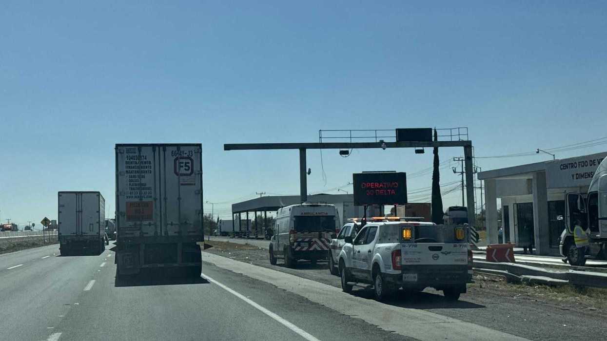 Báscula de revisión de pesos y dimensiones para transporte de carga en la autopista México-Querétaro a la altura de Calamanda