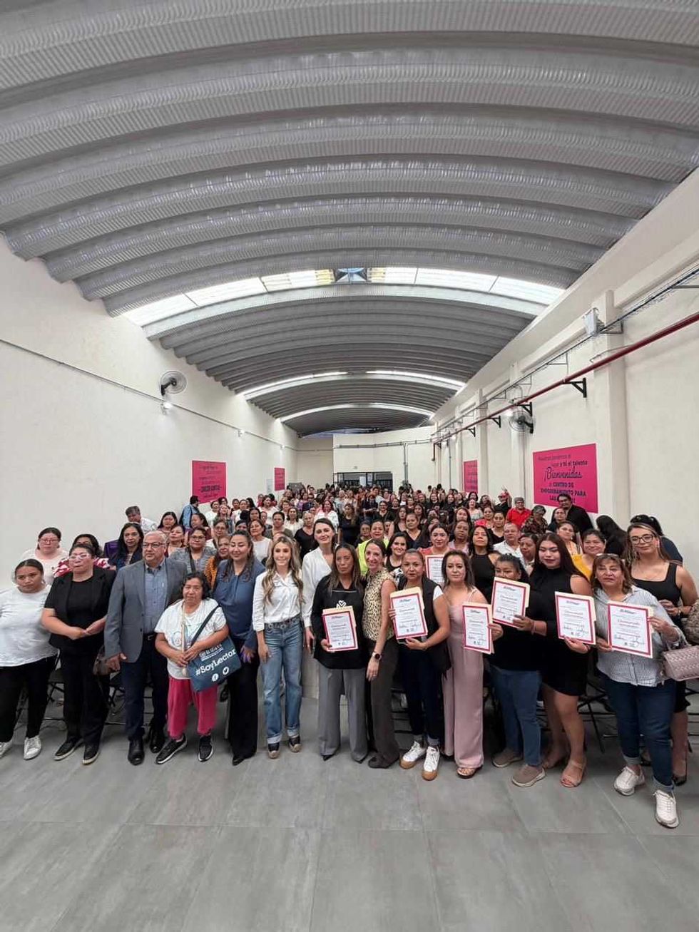 Beatriz Le\u00f3n Sotelo entrega certificados a graduadas de la segunda generaci\u00f3n del Centro de Empoderamiento de Quer\u00e9taro