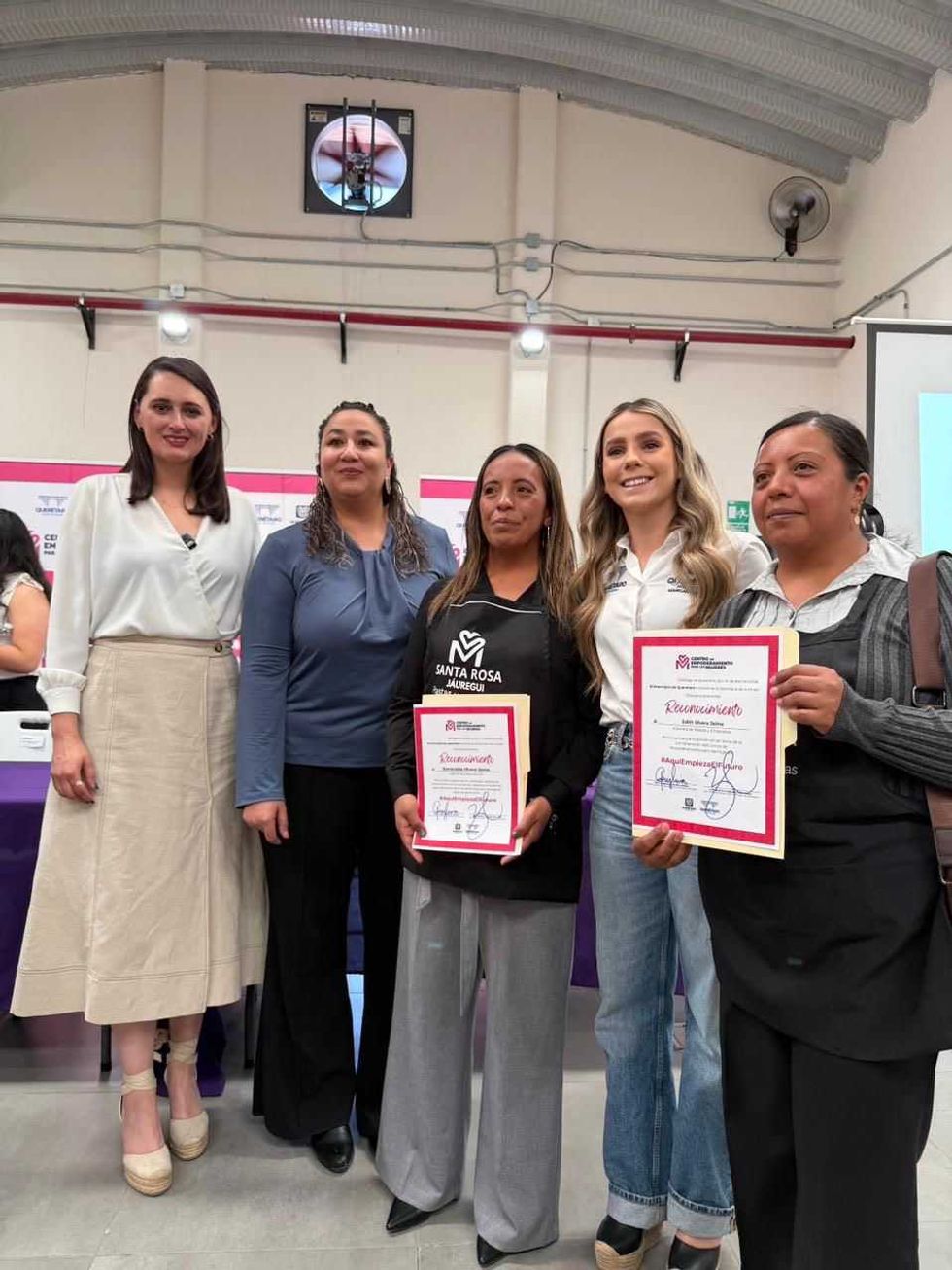 Beatriz Le\u00f3n Sotelo entrega certificados a graduadas de la segunda generaci\u00f3n del Centro de Empoderamiento de Quer\u00e9taro