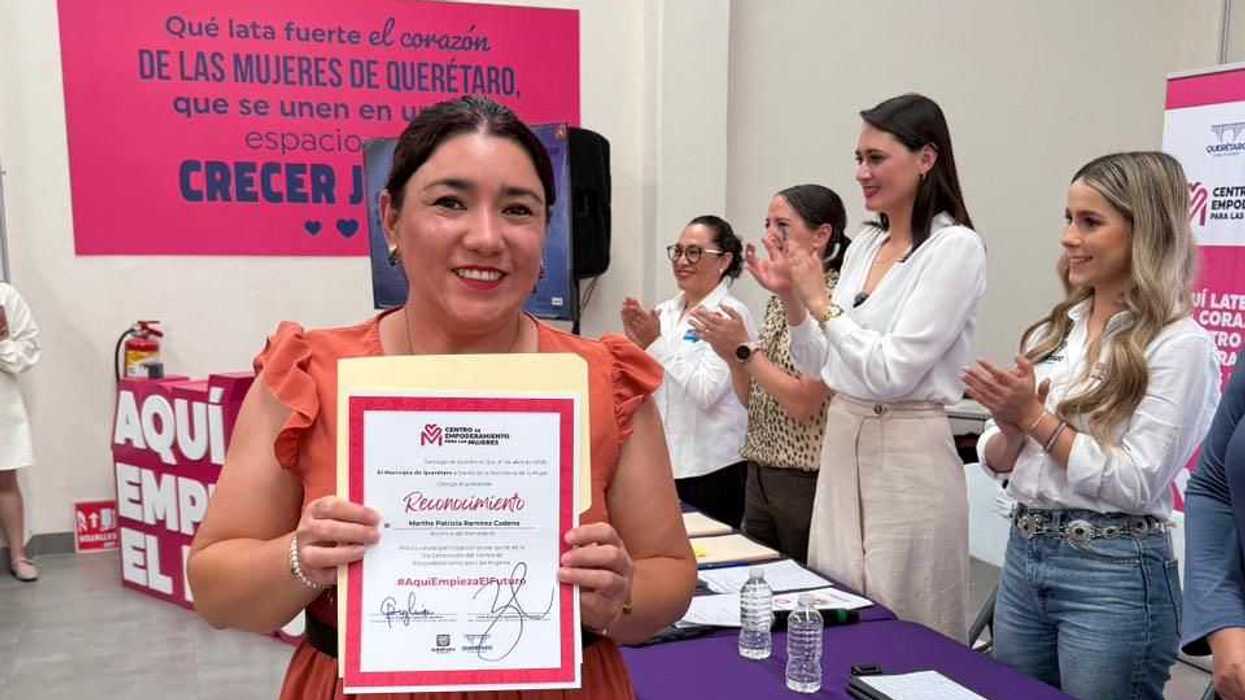 Beatriz León Sotelo entrega certificados a graduadas de la segunda generación del Centro de Empoderamiento de Querétaro