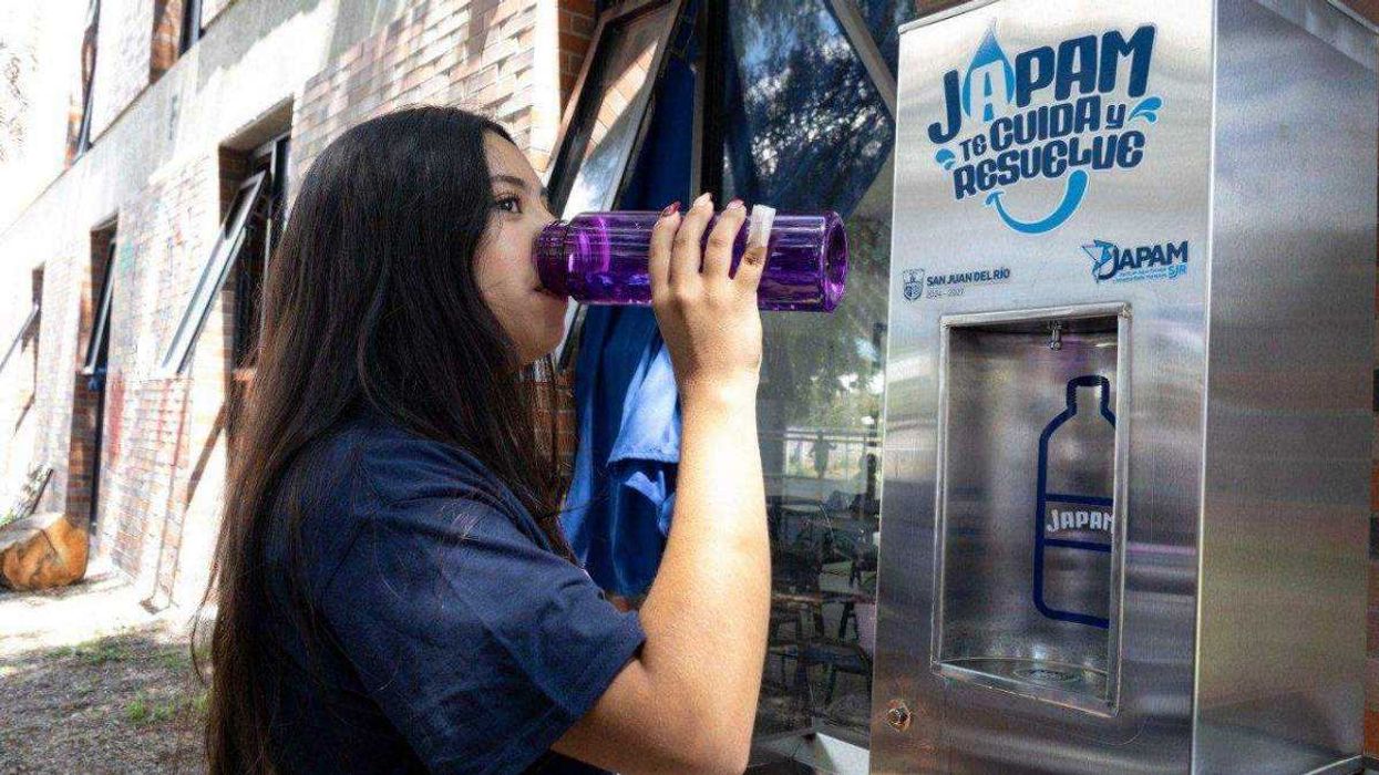 Bebedero instalado en Universidad Tecnológica de San Juan del Río por programa Agua a tu Alcance.