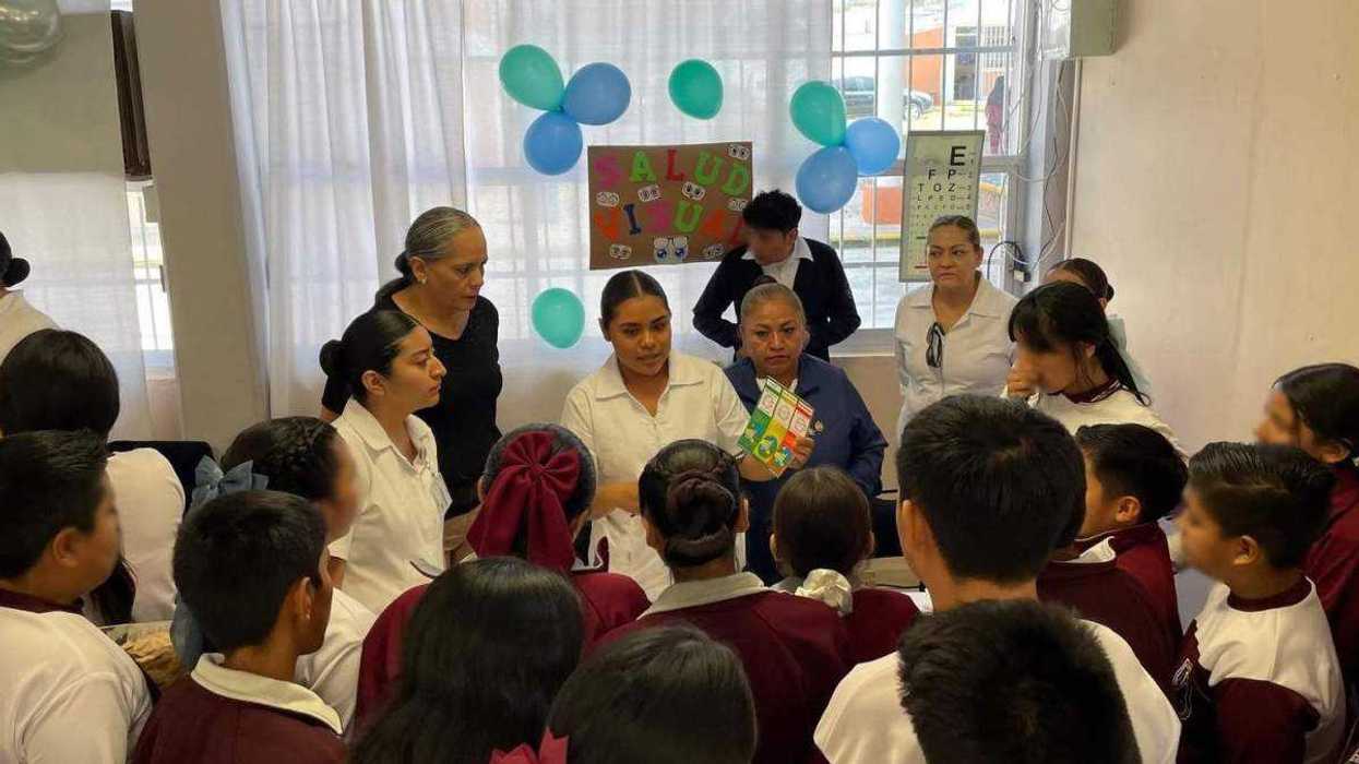 Beneficia feria de salud a 380 estudiantes en San Juan del Río.