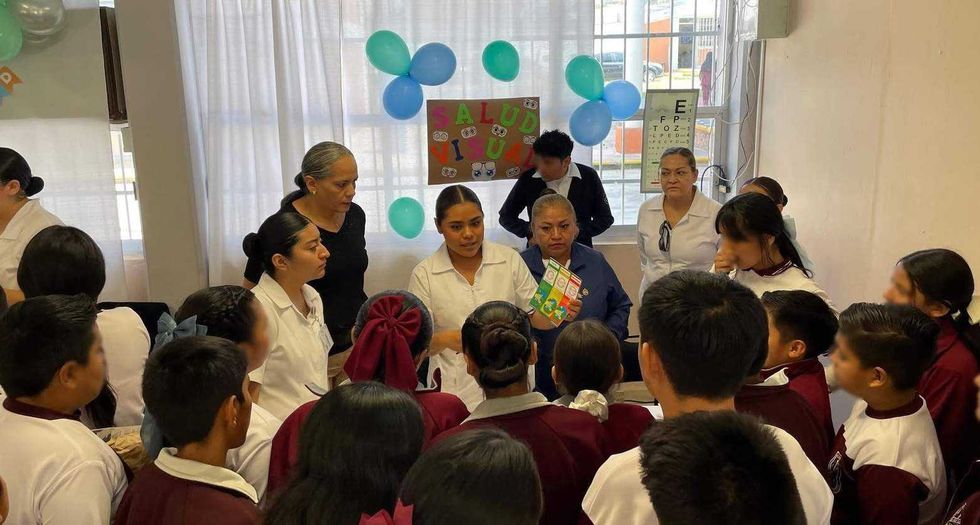 Beneficia feria de salud a 380 estudiantes en San Juan del Río.