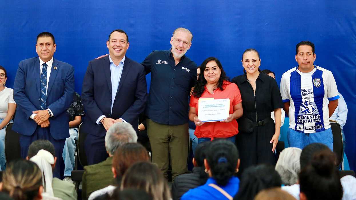 Beneficiaria del PAE recibe su certificado durante la entrega en San Juan del Río, Querétaro, agosto de 2026