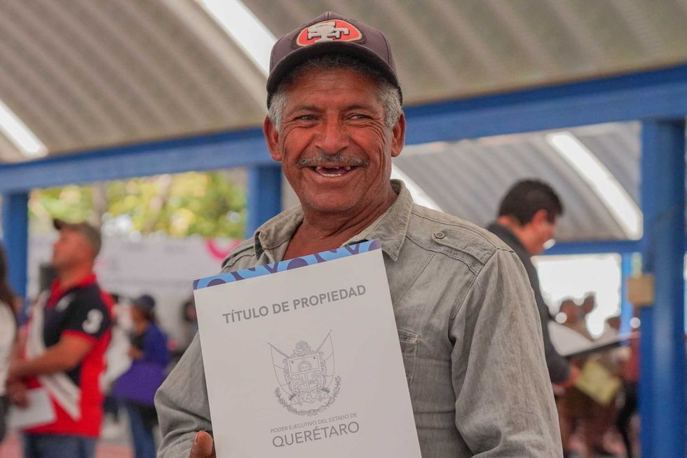 Beneficiario muestra su t\u00edtulo de propiedad entregado en jornada de regularizaci\u00f3n en Corregidora