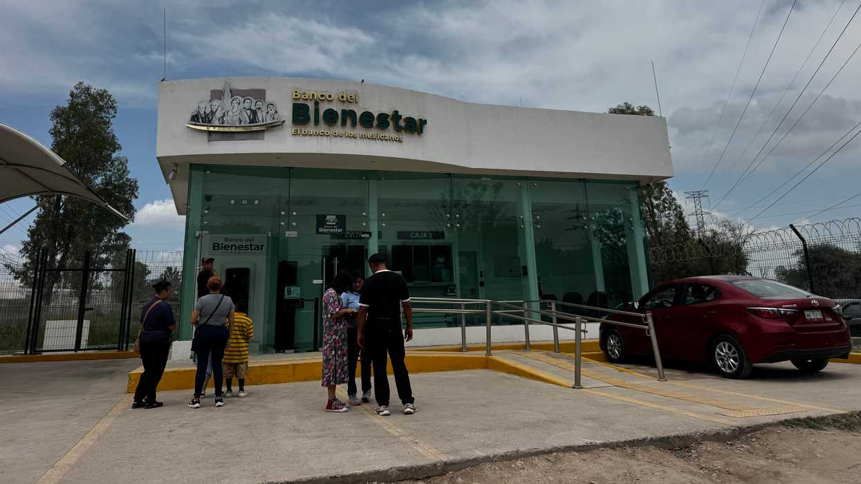 Beneficiarios de Programas del Bienestar utilizan una tarjeta del Banco del Bienestar durante el periodo de pago de pensiones, mientras autoridades alertan sobre fraudes telefónicos y digitales.