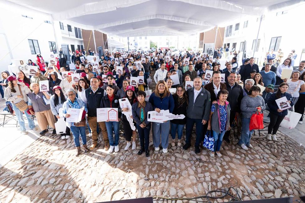 Beneficiarios del Programa de Vivienda para el Bienestar posan con autoridades durante la entrega de viviendas del Infonavit en San Juan del R\u00edo.