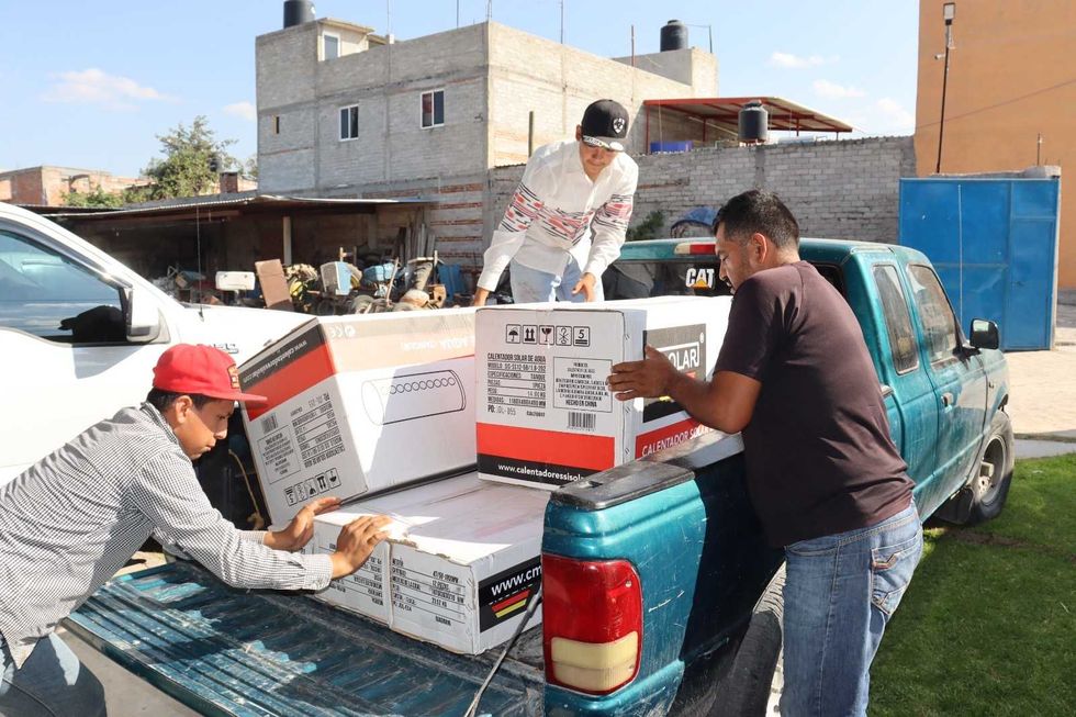Beneficiarios reciben calentadores solares como parte de apoyos sociales gestionados en San Juan del R\u00edo.