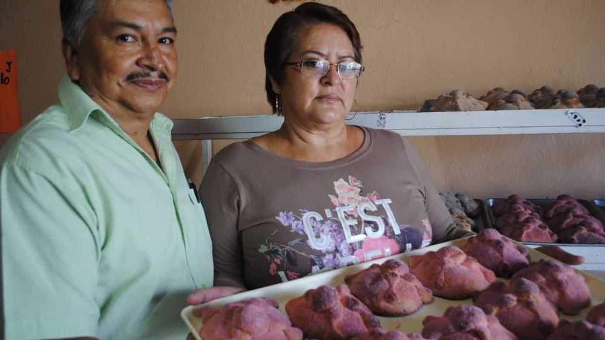 Benjamín Ramírez García y su esposa, tiene más de 40 años haciendo pan de muerto.