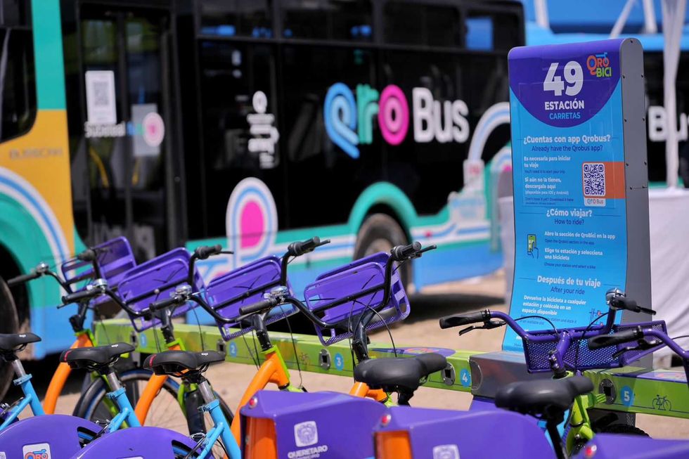 Bicicletas compartidas Qrobici estacionadas en el primer cuadro de Quer\u00e9taro durante el relanzamiento del sistema de movilidad