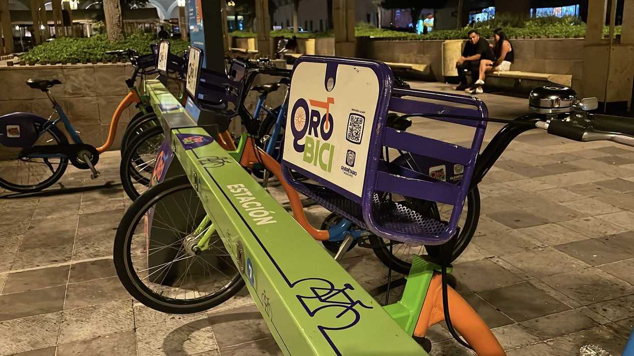 Bicicletas del sistema QroBici estacionadas en una estación de préstamo en Querétaro, como parte de las opciones de movilidad ciclista en la ciudad.