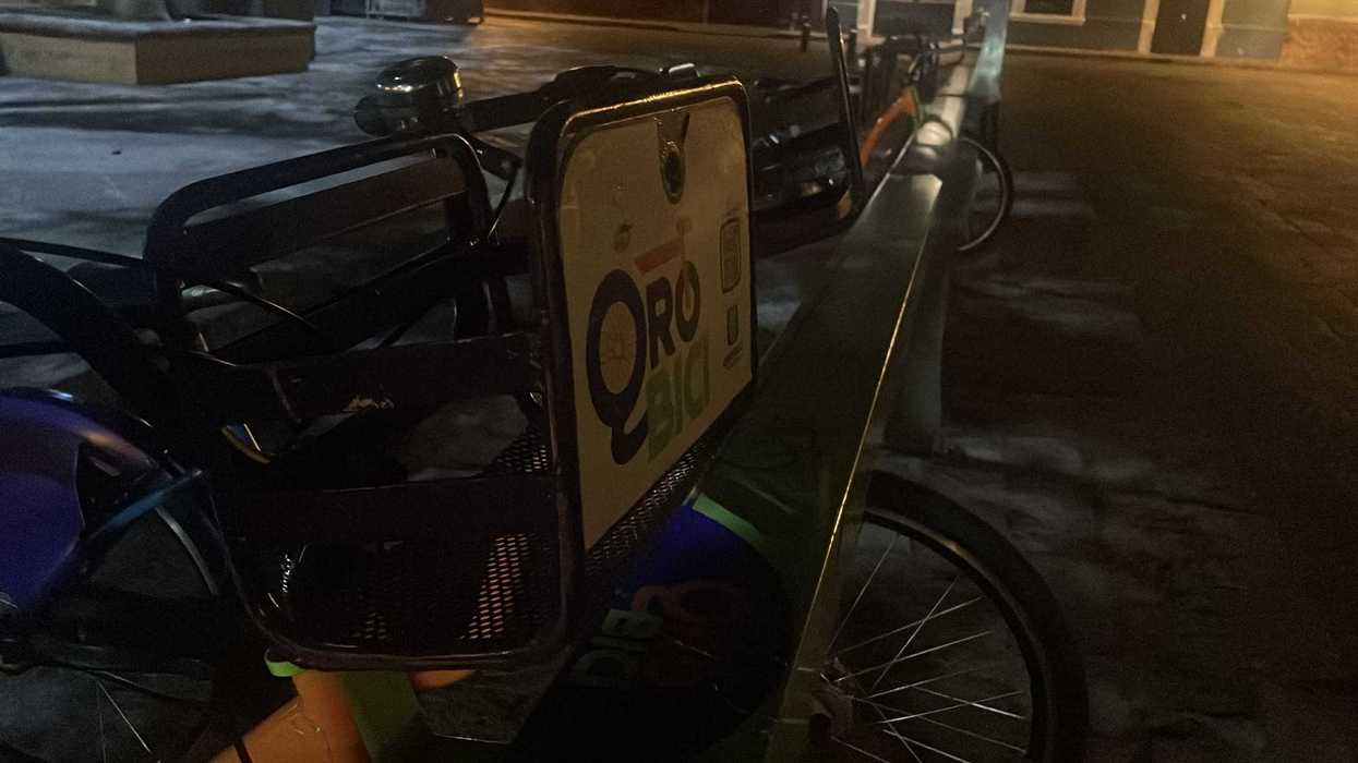 Bicicletas públicas Qrobici estacionadas durante la noche en una cicloestación de Querétaro.