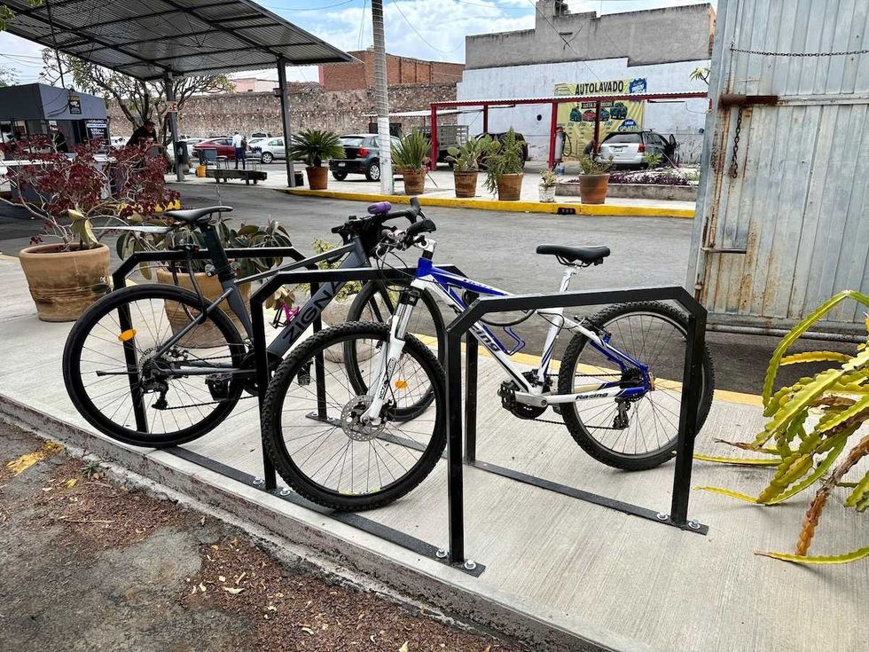 Biciestacionamiento habilitado en estacionamiento p\u00fablico del Centro Hist\u00f3rico de Quer\u00e9taro para ciclistas