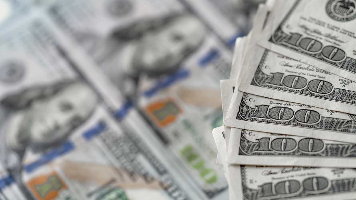 Billetes de dólares estadounidenses como imagen ilustrativa de las recompensas ofrecidas por Estados Unidos por líderes del CJNG.