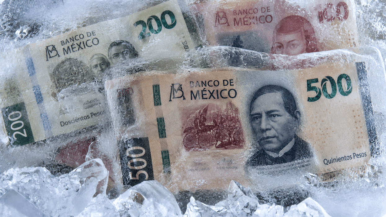 Billetes mexicanos de 100, 200 y 500 pesos congelados dentro de un bloque de hielo