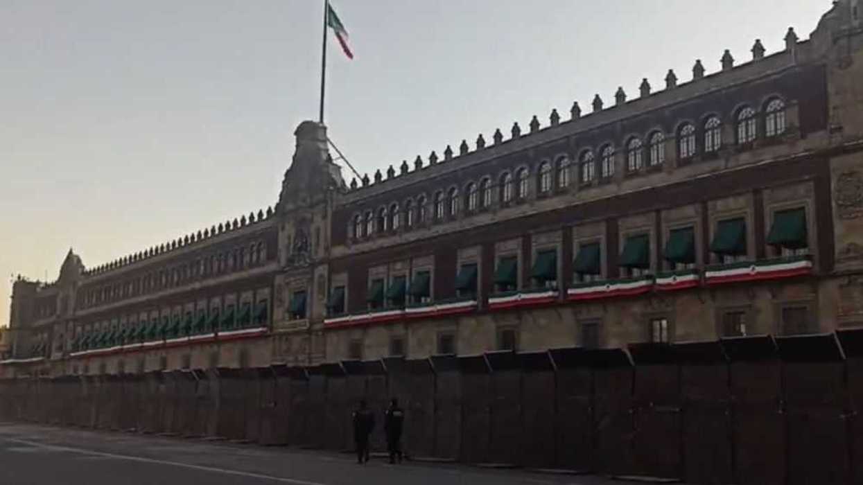 Blindan Palacio Nacional ante protestas por aniversario de caso Ayotzinapa.