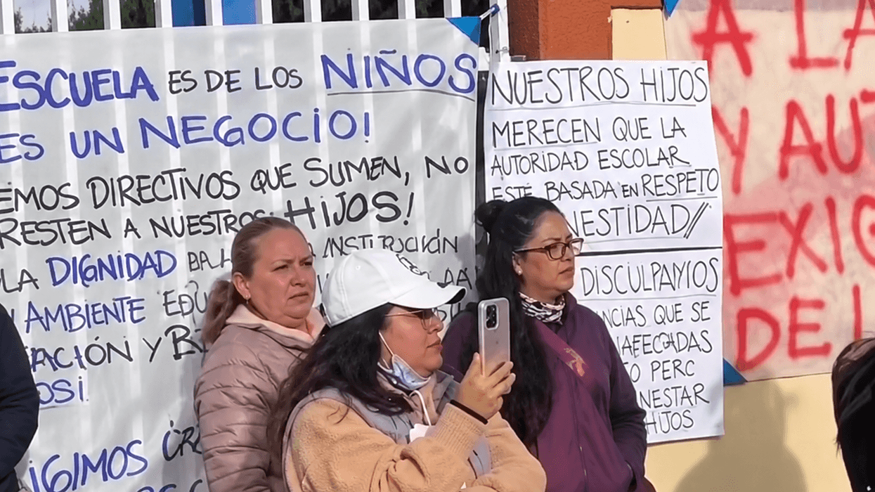 Bloqueo de padres en la primaria Independencia y Revolución Mexicana, en El Marqués, por la destitución de la directora