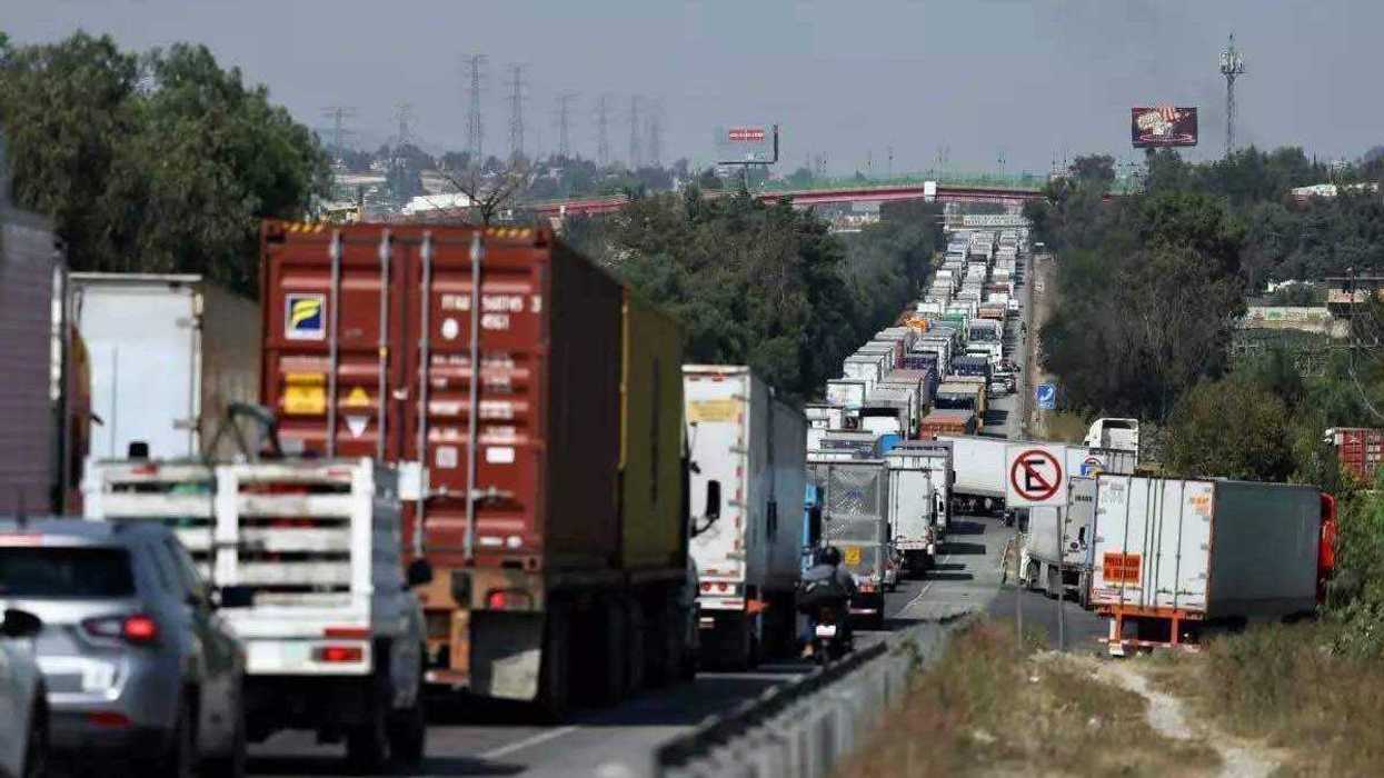Bloqueo en carretera federal de Querétaro por transportistas y campesinos. La movilización busca presionar al gobierno federal por seguridad en carreteras y apoyos agrícolas.