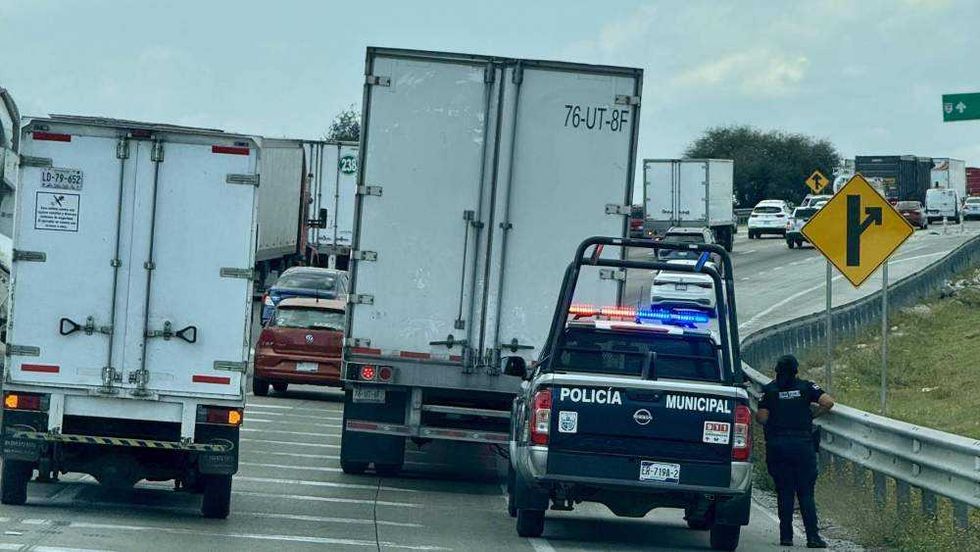 Bloqueo en carretera federal de Querétaro por transportistas y campesinos. La movilización busca presionar al gobierno federal por seguridad en carreteras y apoyos agrícolas.