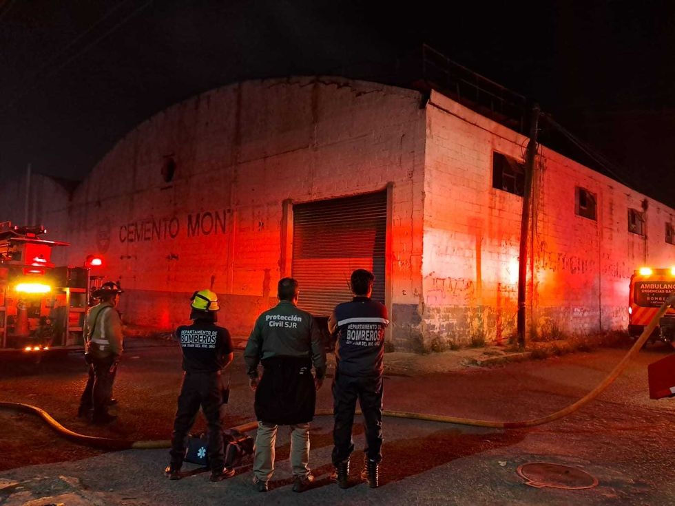 Bodega de triplay incendiada frente a gasolinera La Macro en colonia Betania, San Juan del R\u00edo