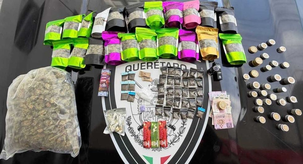Bolsas con sustancias il\u00edcitas, dinero en efectivo y monedas exhibidas sobre el cofre de una patrulla de la POES en Quer\u00e9taro