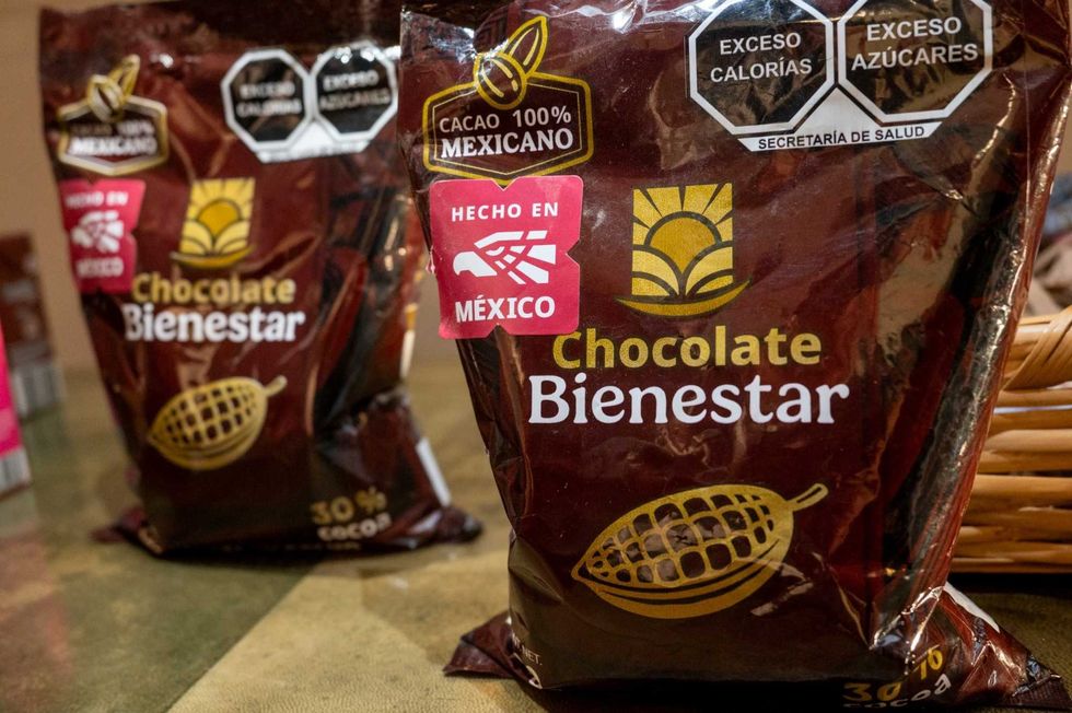 Bolsas de Chocolate Bienestar elaboradas con cacao mexicano colocadas en un punto de exhibici\u00f3n.