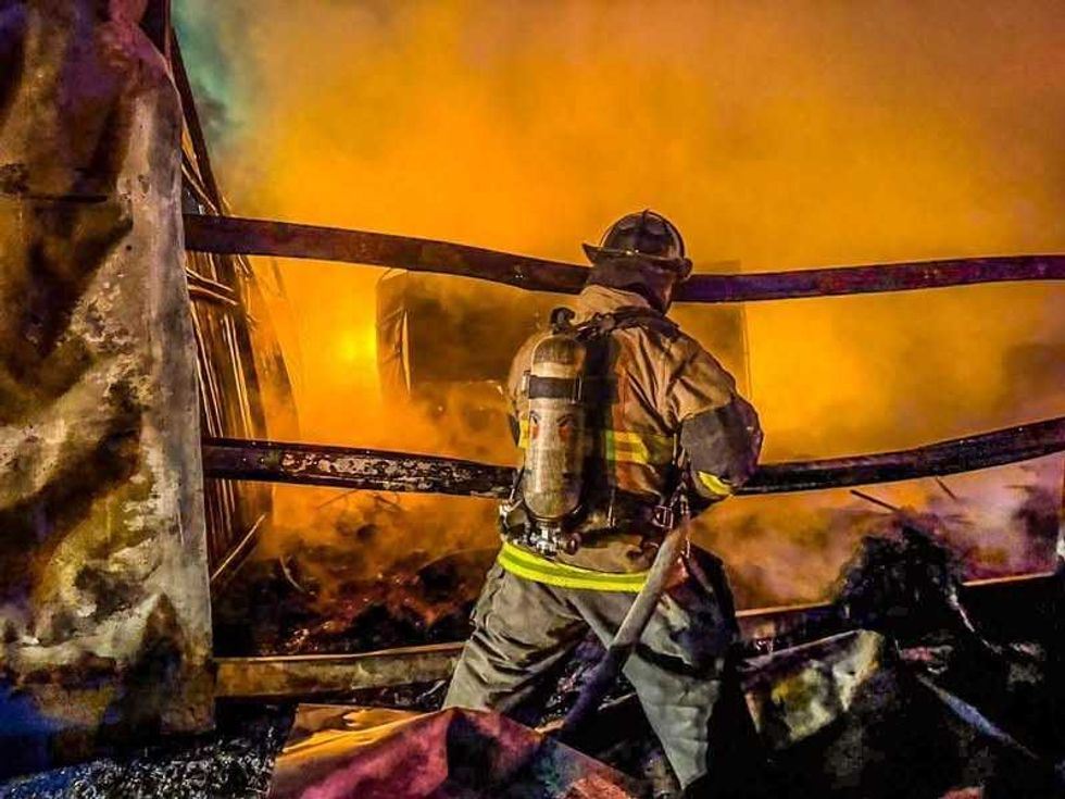 Bombero con equipo de respiraci\u00f3n combate incendio dentro de recicladora en San Juan del R\u00edo.