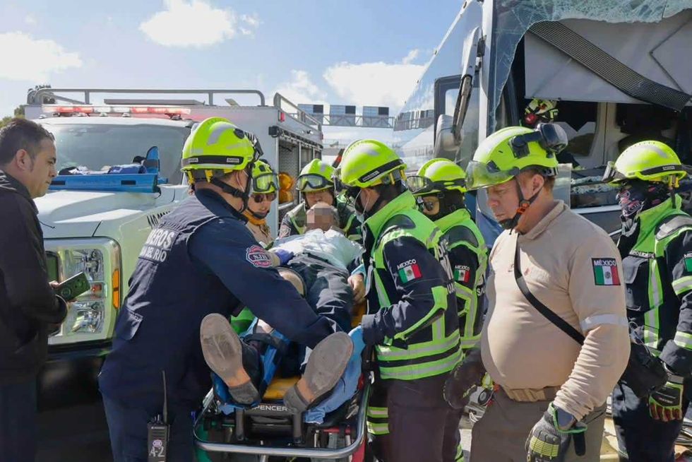 Bomberos atienden a una persona lesionada tras accidente de autob\u00fas en la carretera 57, en San Juan del R\u00edo.