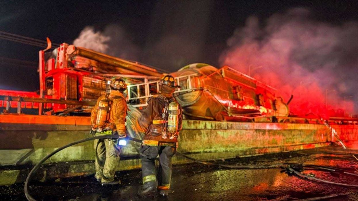 Bomberos atienden incendio de tolva volcada en San Juan del Río
