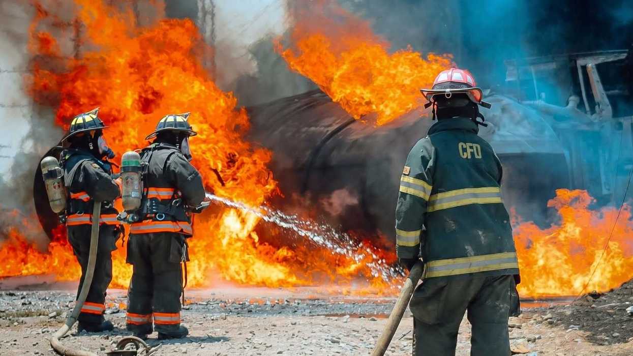 Bomberos atienden incendio tras choque de pipa contra tren en cruce de Viborillas, carretera 100, Colón