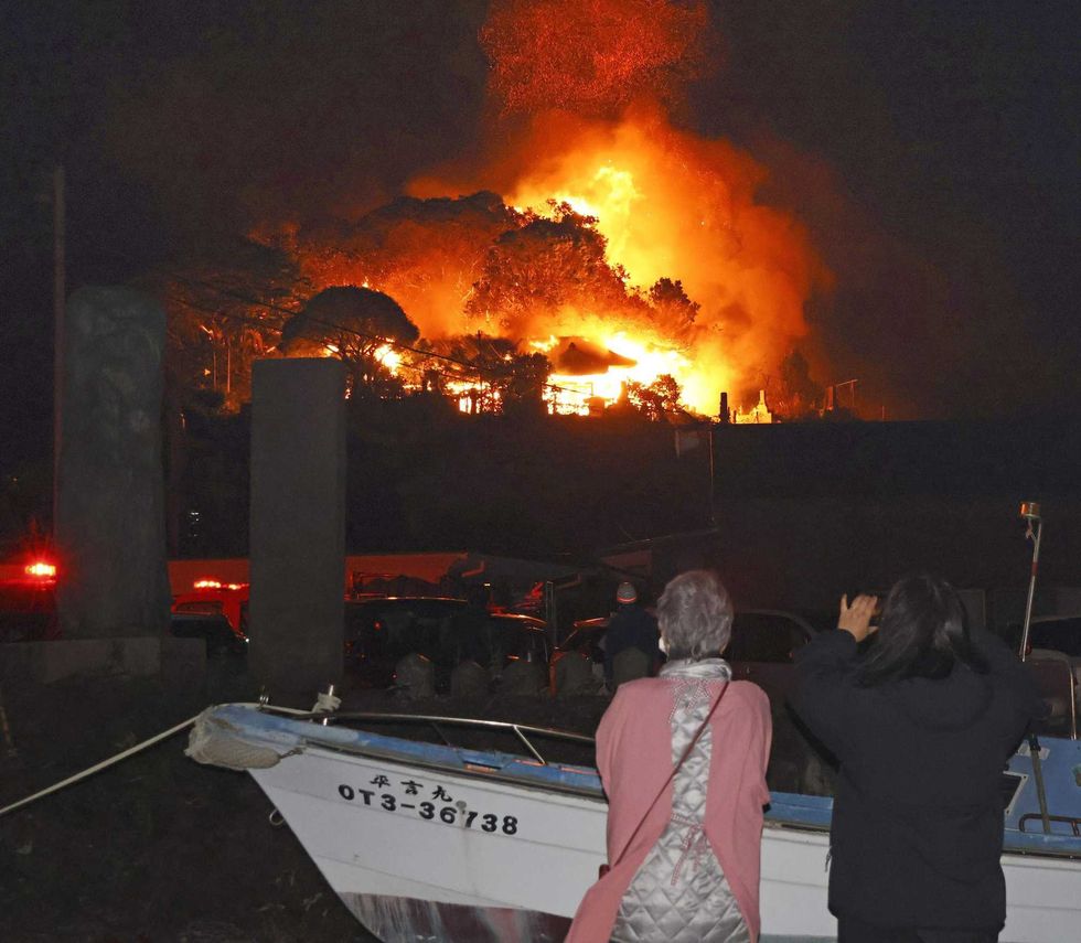 Bomberos combaten incendio que destruyó decenas de viviendas en Oita. AP.