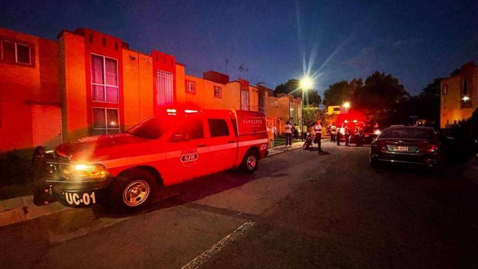 Bomberos controlan incendio en cocina de vivienda en Fraccionamiento Campestre San Juan del Río.