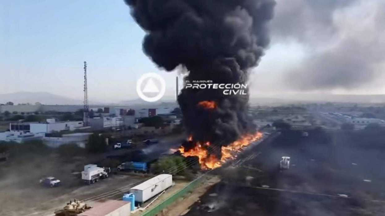 Bomberos controlan incendio en La Griega junto a la Carretera Estatal 500.