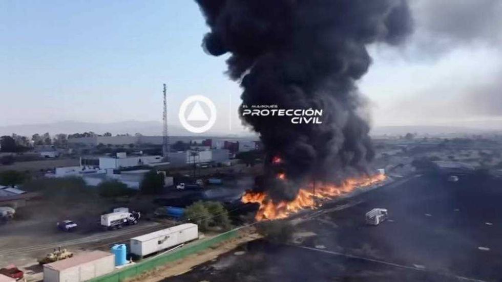 Bomberos controlan incendio en La Griega junto a la Carretera Estatal 500.