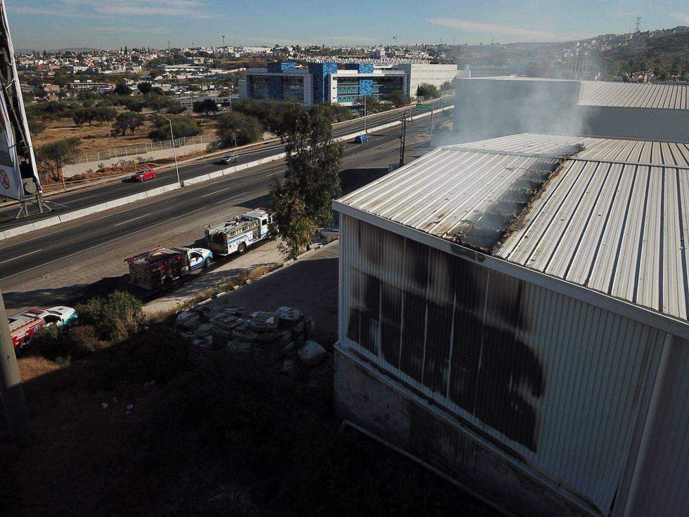 Bomberos controlan incendio en una bodega del Libramiento Sur-Poniente. Foto: PC Corregidora.