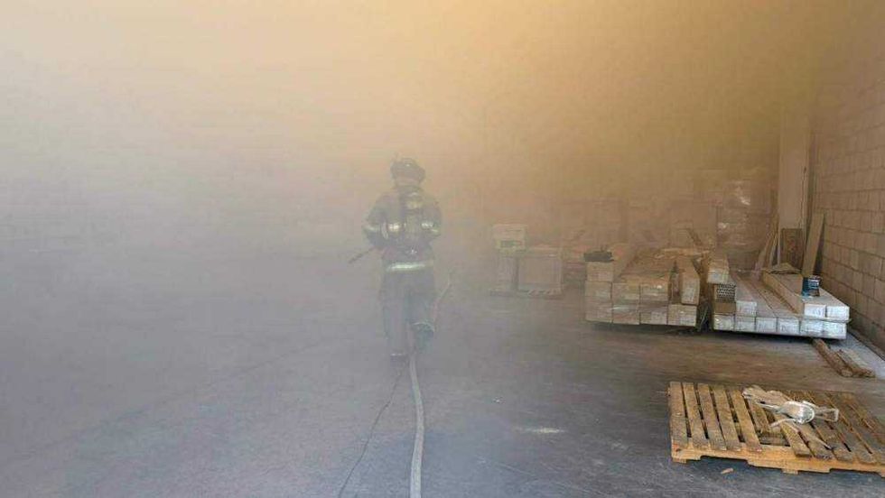 Bomberos controlan incendio en una bodega del Libramiento Sur-Poniente. Foto: PC Corregidora.