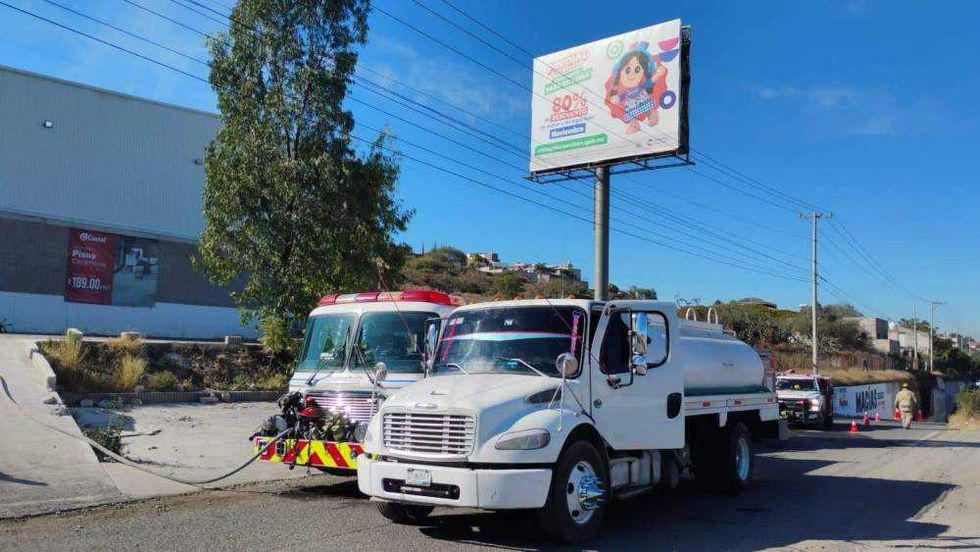 Bomberos controlan incendio en una bodega del Libramiento Sur-Poniente. Foto: PC Corregidora.