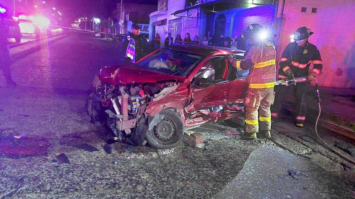 Bomberos de Aguascalientes rescatan a un conductor atrapado tras un choque entre dos vehículos.