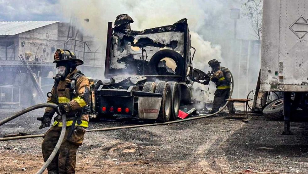 Bomberos de San Juan del R\u00edo atienden incendio de tr\u00e1iler en la autopista M\u00e9xico-Quer\u00e9taro a la altura del kil\u00f3metro 154 en Quer\u00e9taro.