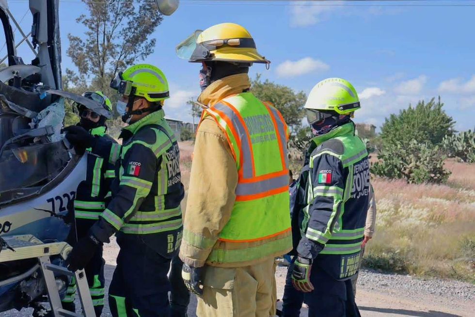 Bomberos de San Juan del R\u00edo realizan maniobras de rescate en un autob\u00fas accidentado sobre la carretera 57, a la altura de Palma de Romero.