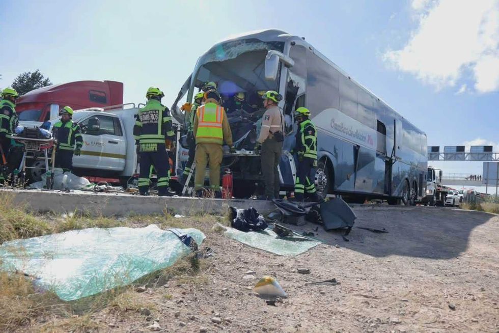 Bomberos de San Juan del R\u00edo trabajan junto al autob\u00fas accidentado en el kil\u00f3metro 153 de la carretera 57.