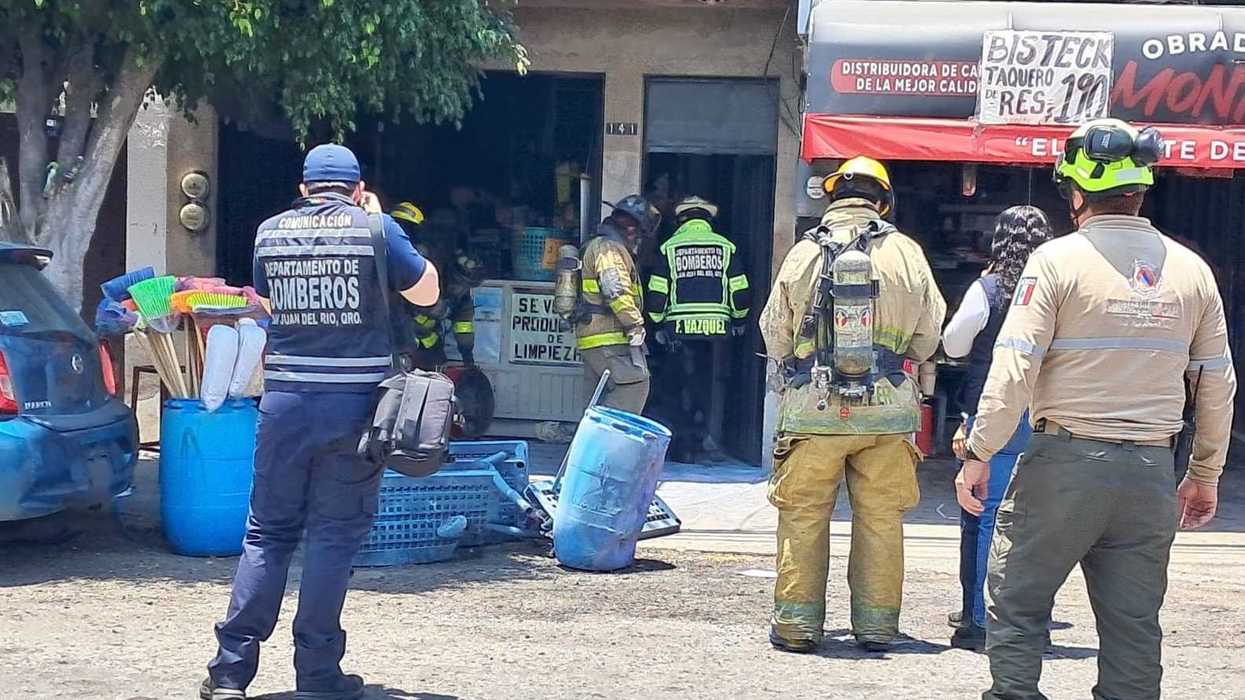 Bomberos del Departamento Municipal ingresan al local de productos de limpieza en Avenida Juárez durante la atención del incendio