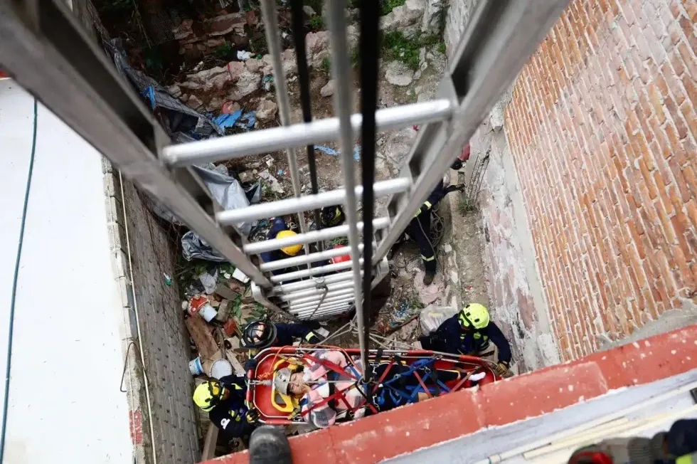 Bomberos descienden a mujer lesionada mediante camilla y sistema de cuerdas en Rinc\u00f3n de Ojo de Agua